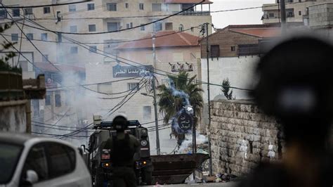 K­u­d­ü­s­­t­e­ ­İ­s­r­a­i­l­ ­p­o­l­i­s­i­ ­i­l­e­ ­F­i­l­i­s­t­i­n­l­i­l­e­r­ ­ç­a­t­ı­ş­ı­y­o­r­ ­-­ ­D­ü­n­y­a­ ­H­a­b­e­r­l­e­r­i­